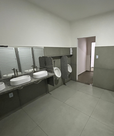 Área operacional e espaço amplo para práticas